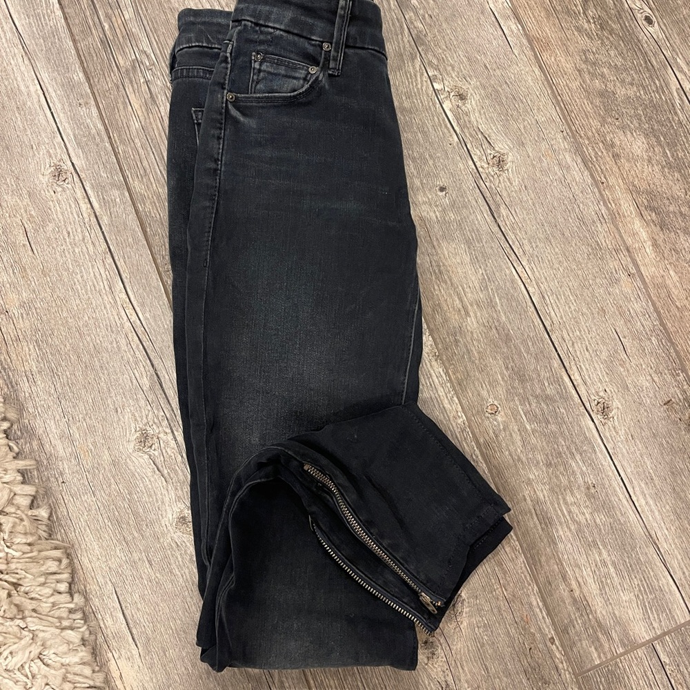 Skinny jeans with ankle zipper